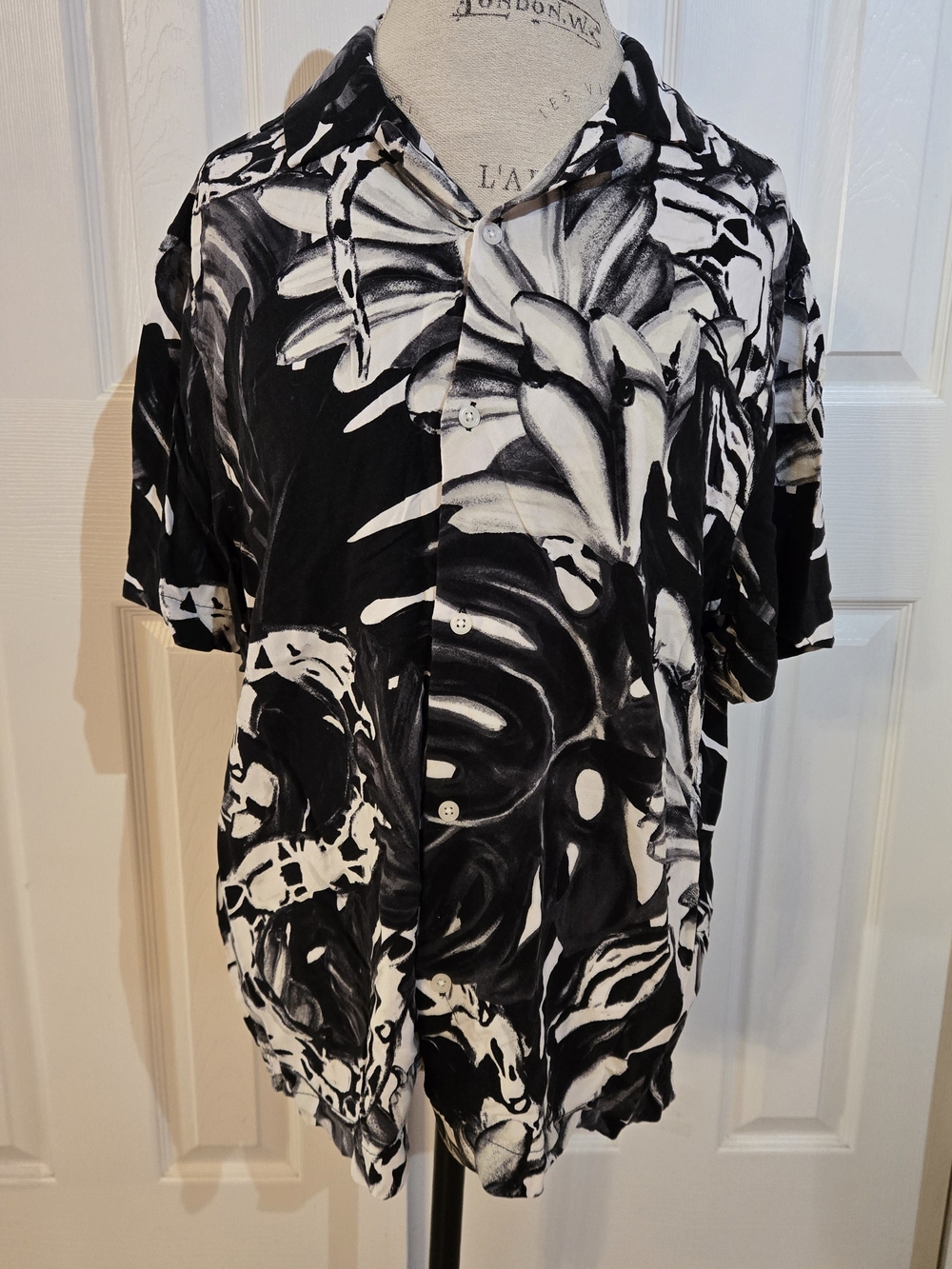 H&M Men’s L Black White Abstract Print Button-Up Shirt